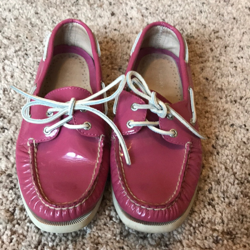 Pink patent leather Sperry top slider